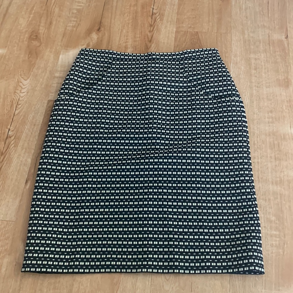 Anne Klein size 2 bock and tan skirt